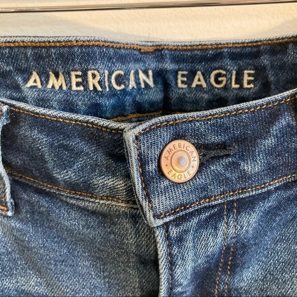 AMERICAN EAGLE Sz 6 Distressed Mid Wash Mom Jeans - Picture 2 of 15
